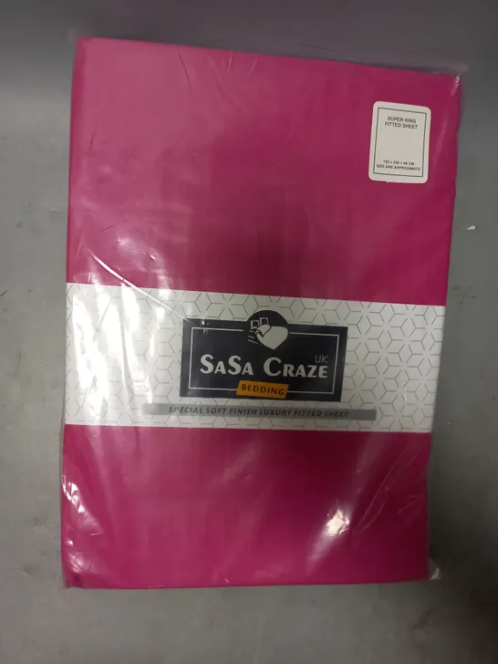 BOX OF APPROXIMATELY 10 SASA CRAZE BEDDING SUPER KING FITTED SHEETS IN HOT PINK