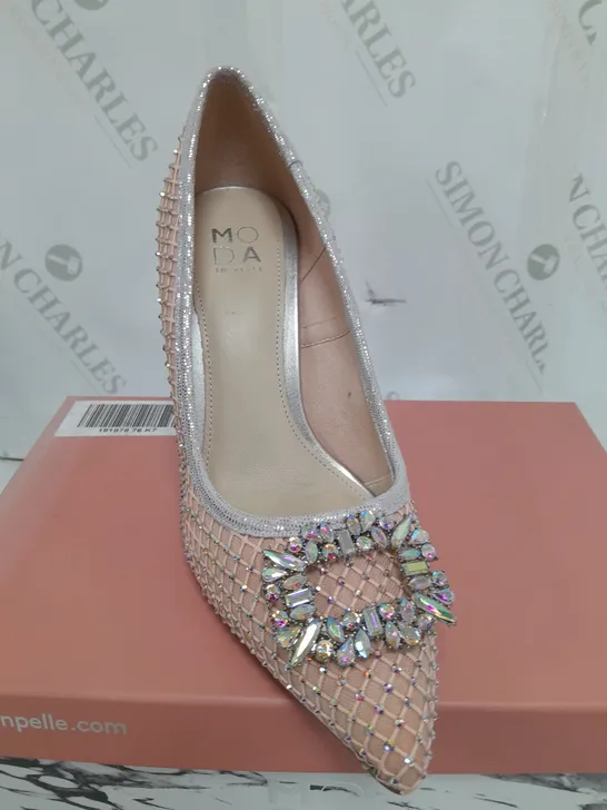 PAIR OF MODA IN PELLE KYLIEE COURT SHOES ROSE GOLD SIZE 7