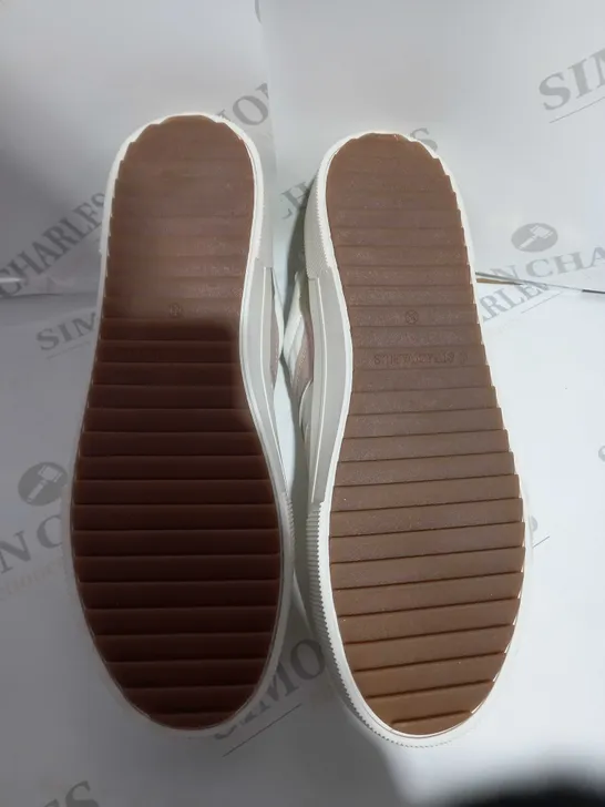 PIAR OF STRADIVARIUS TRAINERS SIZE EUR 39 