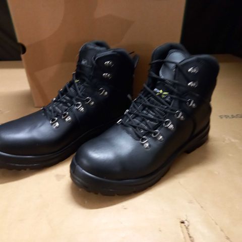BOXED CLICK FOOTWEAR CF9MBL11 METATARSAL BOOTS - SIZE 11/46