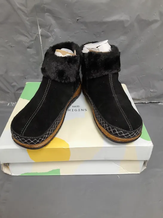 BOXED PAIR OF EARTH ORIGINALS EMMALYN BOOTIES IN BLACK SIZE 6