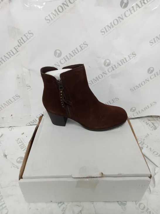 BOXED PAIR OF SKECHERS TAXI ZIP BOOTS IN CHOCOLATE SIZE 5.5