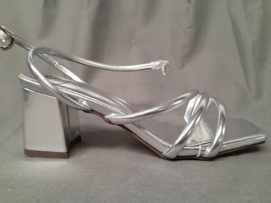 BOXED PAIR OF ESSEX GLAM OPEN TOE STRAPPY BLOCK HEEL SANDALS IN METALLIC SILVER UK SIZE 5