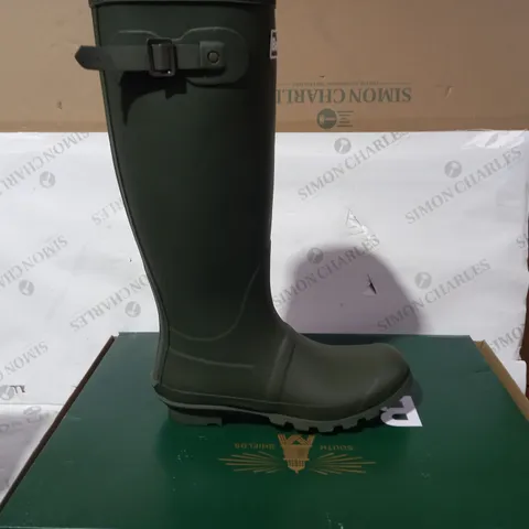 BOXED PAIR OF BARBOUR WELLINGTON BOOTS IN OLIVE UK SIZE 8