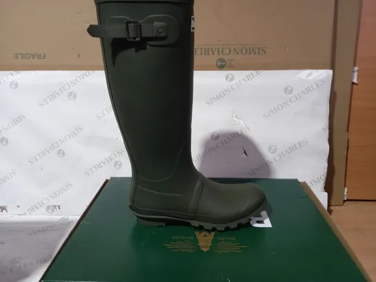 BOXED PAIR OF BARBOUR WELLINGTON BOOTS IN OLIVE UK SIZE 8