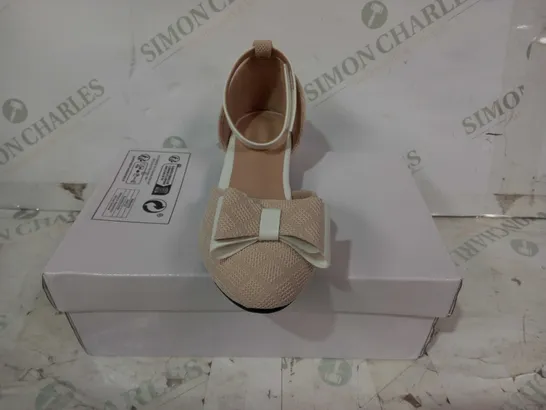 BOXED PAIR OF DESIGNER LOW HEEL CLOSED TOE SHOES IN BEIGE W. BOW EU SIZE 34