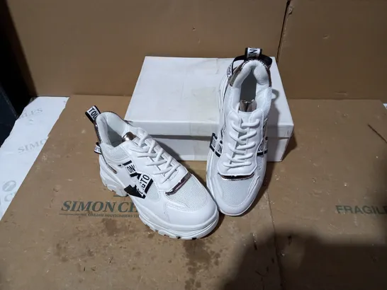 BOXED PAIR OF DESIGNER WHITE/BLACK TRAINERS SIZE 36