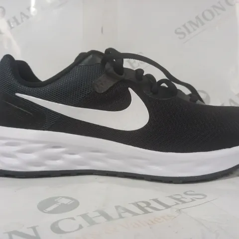 PAIR OF NIKE RUNNING SHOES IN BLACK/WHITE UK SIZE 8