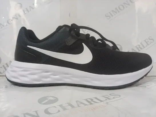 PAIR OF NIKE RUNNING SHOES IN BLACK/WHITE UK SIZE 8