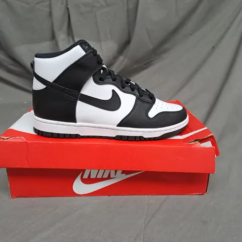 BOXED PAIR OF NIKE DUNK HIGH TOPS IN BLACK/WHITE SIZE 6.5