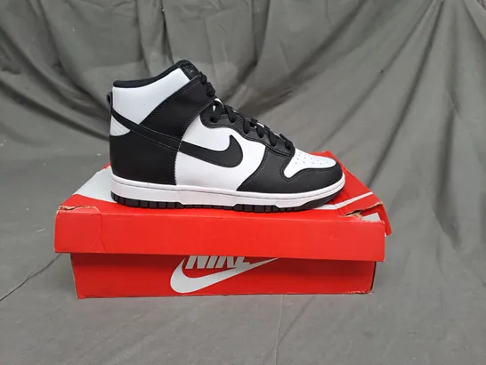 BOXED PAIR OF NIKE DUNK HIGH TOPS IN BLACK/WHITE SIZE 6.5