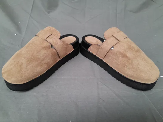 BOXED PAIR OF DESIGNER PLATFORM CLOSED TOE CLOGS IN TAUPE SIZE 6