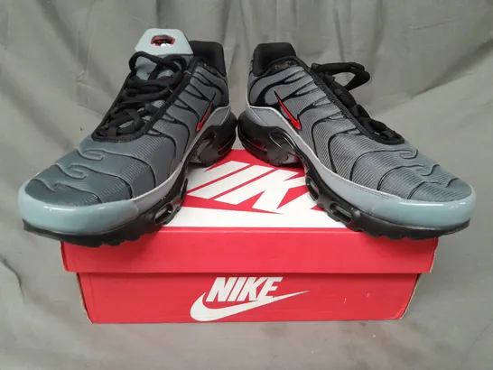 BOXED PAIR OF NIKE AIR MAX PLUS SHOES IN GREY/BLACK/RED UK SIZE UK SIZE 9