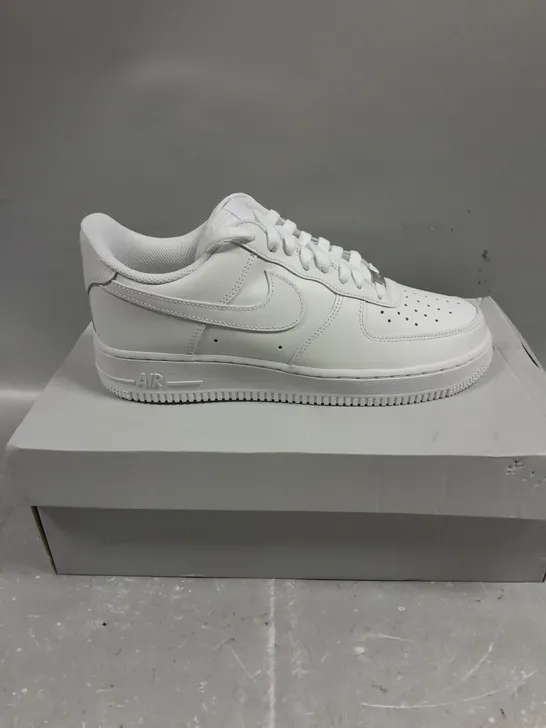 BOXED PAIR OF NIKE AIR FORCE 1 '07 TRAINERS IN WHITE - 7