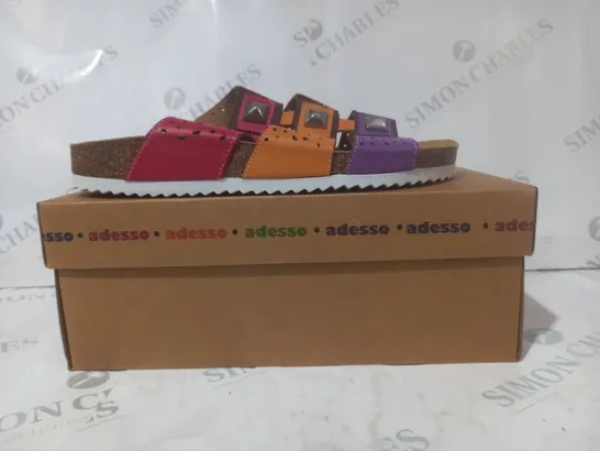 BOXED PAIR OF ADESSO OPEN TOE SANDALS IN RED/ORANGE/PURPLE SIZE 7
