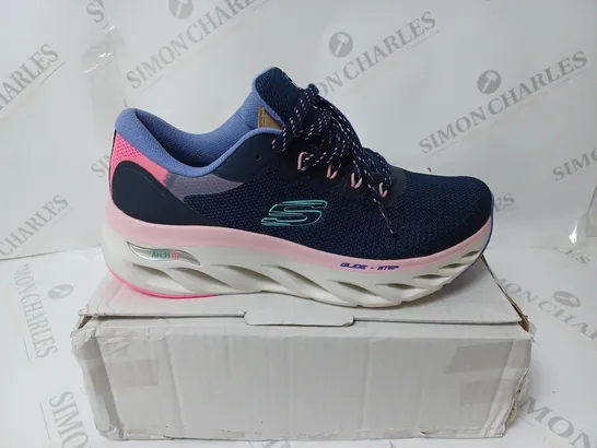 PAIR OF SKECHERS GLIDE STEP TRAINERS IN NAVY SIZE 6