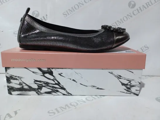 BOXED PAIR OF MODA IN PELLE ELISSA SLIP-ON SHOES IN METALLIC PEWTER W. JEWEL EFFECT UK SIZE 7