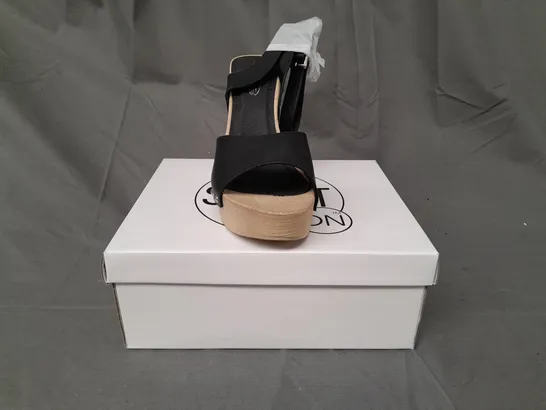 BOXED PAIR OF SPOT ON OPEN TOE HIGH BLOCK HEEL SANDALS IN BLACK SIZE 8