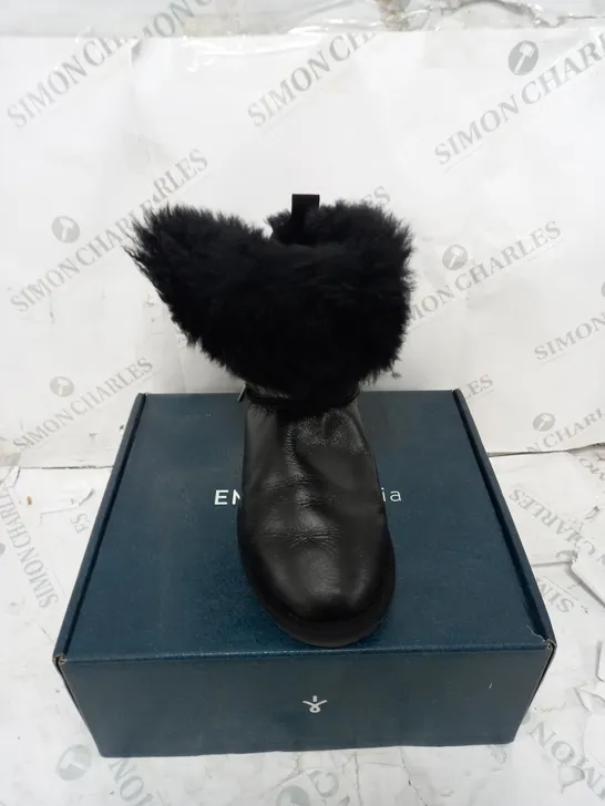 BOXED PAIR OF EMU TEDDY WURREN BOOTS IN BLACK - UK SIZE 7