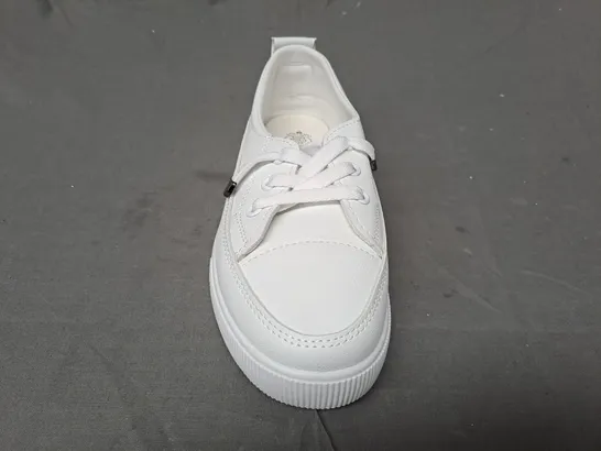 BOXED PAIR OF FASHION JIUYOU SHOES IN WHITE EU SIZE 40