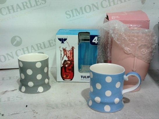 LOT OF APPROX. 10 ASSORTED ITEMS TO INCLUDE: PACK OF 4 TULIP HIGH CLASSES, SPOTTED MUGS, SASS & BELLE LARGE FACE VASE