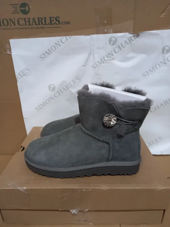 BOXED PAIR OF MINI BAILEY BUTTON BLING UGG BOOTS SIZE 6