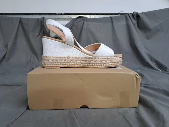 V BY VERY WEDGE SANDALS WHITE SIZE 5