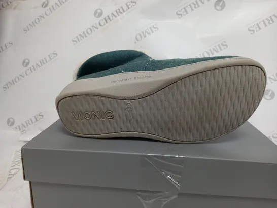 BOXED PAIR OF VIONIC BELIEVE SLIPPERS IN MINERAL SIZE 5