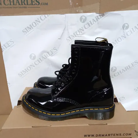 BOXED PAIR OF DR MARTENS PATENT LAMPER LACE UP BOOTS SIZE 6