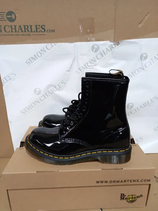 BOXED PAIR OF DR MARTENS PATENT LAMPER LACE UP BOOTS SIZE 6