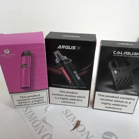 APPROXIMATELY 20 VAPES & E-CIGARETTES TO INCLUDE UWELL CALIBURN AK2, VOOPOO ARGUS X, LOST VAPE QUEST, ET