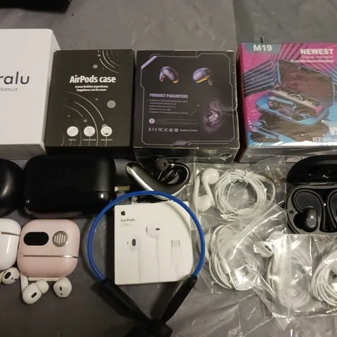 LOT OF ASSORTED AUDIO ITEMS TO INCLUDE AIRPODS CASE AND M19 TRUE WIRELESS HEADSET