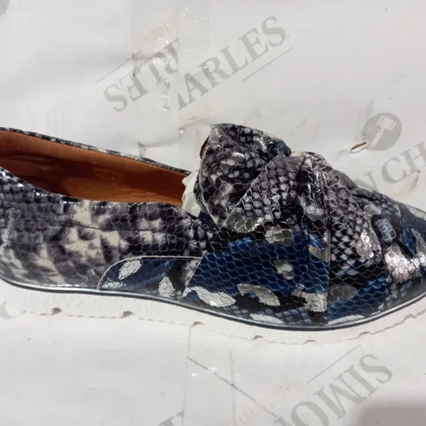 BOXED PAIR OF MODA IN PELLE FAUX LEATHER SNAKE PRINT SHOES IN NAVY EU SIZE 40