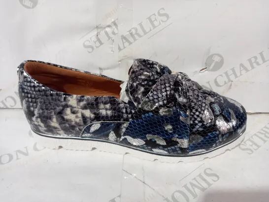 BOXED PAIR OF MODA IN PELLE FAUX LEATHER SNAKE PRINT SHOES IN NAVY EU SIZE 40