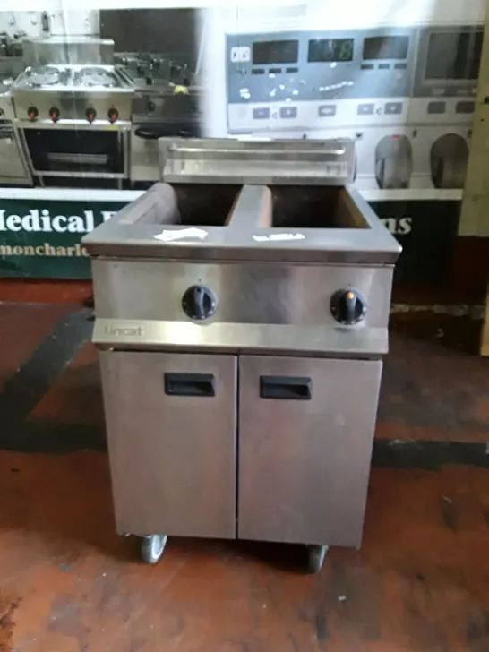 LINCAT OG8111/N OPUS NATURAL GAS FREE-STANDING TWIN TANK FRYER