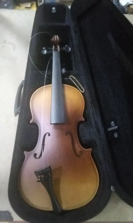 (BROKEN)  AILEEN VIOLIN & CASE