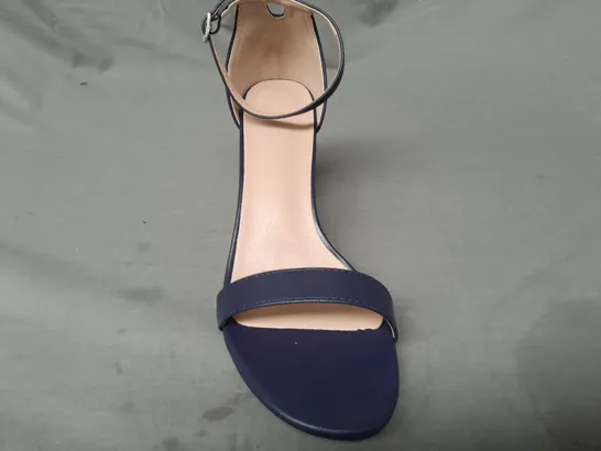 BOXED PAIR OF DESIGNER OPEN TOE BLOCK HEEL SANDALS IN NAVY EU SIZE 41