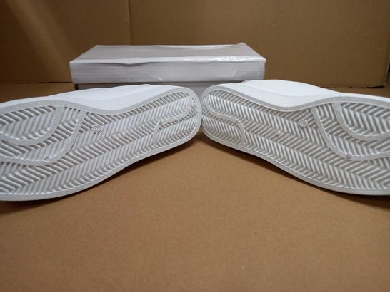 BOXED PAIR OF DESIGNER WHITE,OLIVE DETAILED TRAINERS - SIZE 5.5