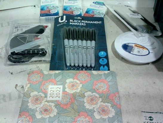 LOT OF APPROX. 20 ITEMS TO INCLUDE: BLACK PERMANENT MARKERS, COLOUR RUN REMOVER, GLUE GUN