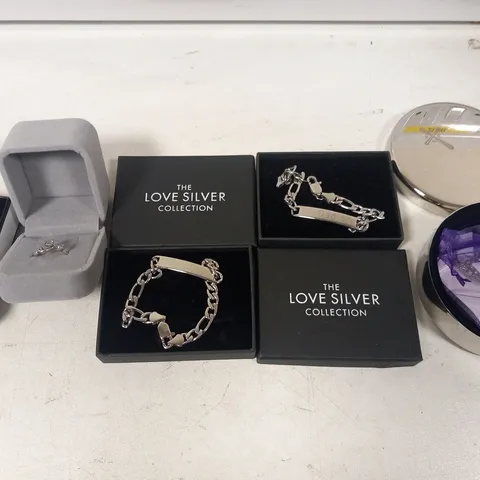 APPROXIMATELY 18 ITEMS OF ASSORTED JEWELLERY TO INLCUDE; POCKET WATCH, MEN'S PERSONALISED ID BRACELET AND STERLING SILVER SCRIPT NAME