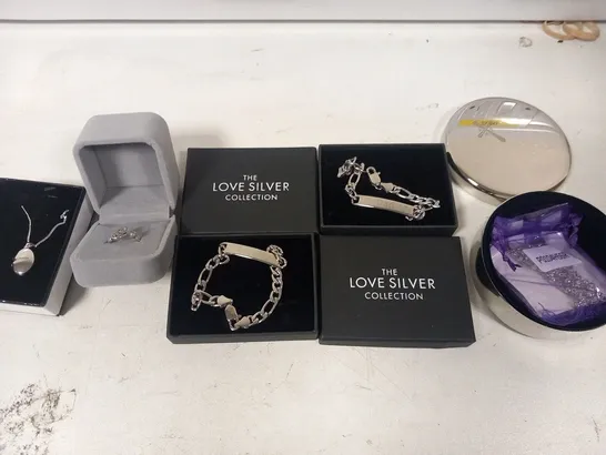 APPROXIMATELY 18 ITEMS OF ASSORTED JEWELLERY TO INLCUDE; POCKET WATCH, MEN'S PERSONALISED ID BRACELET AND STERLING SILVER SCRIPT NAME