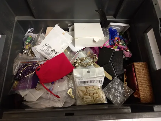 BOX OF APPROX 10 ASSORTED COSTUME JEWELLERY ITEMS INCLUDING NECKLACES, BRACELETS AND RINGS