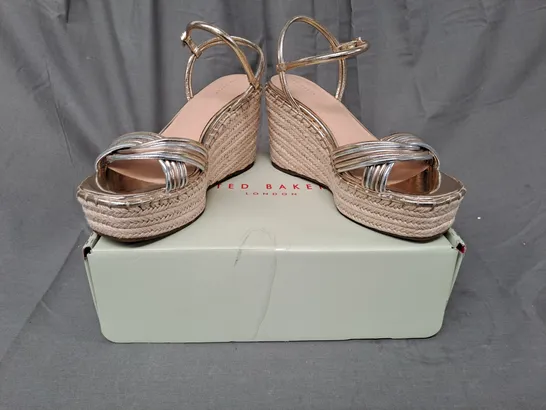 BOXED PAIR OF TED BAKER OPEN TOE HIGH WEDGE SANDALS IN METALLIC GOLD/SILVER EU SIZE 40