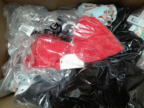 APPROXIMATELY 20 ASSORTED COTTON CLOTHING ITEMS TO INCLUDE SATIN SLEEP SET SIZE XL, STRETCH MOM JEAN SIZE 40EU, STRAPPY BACK CROP TOP SIZE XL, RIB ZIP VEST SIZE S