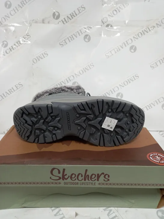 BOXED SKECHERS WOMENS ANTI SLIP AND WATERPROOF FUR LINED BOOTS, GREY - SIZE 5