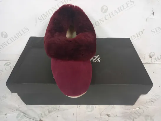 BOXED PAIR OF MORLANDS FAUX FUR LINED SHOES IN BURGUNDY UK SIZE 6