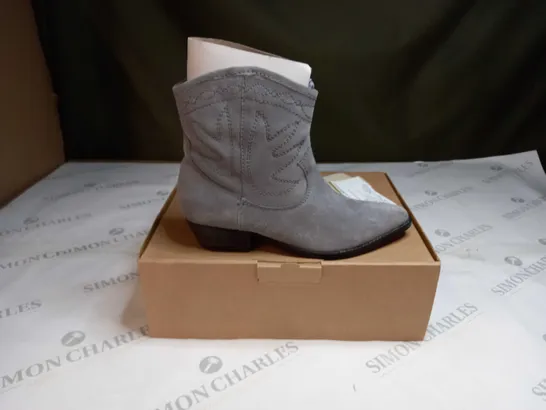 BOXED MAISON DE NIMES SUEDE WESTERN BOOTS SIZE 5