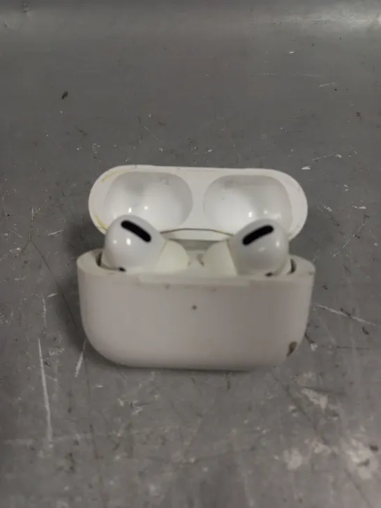 APPLE AIRPODS WITH CHARGING CASE - A2190