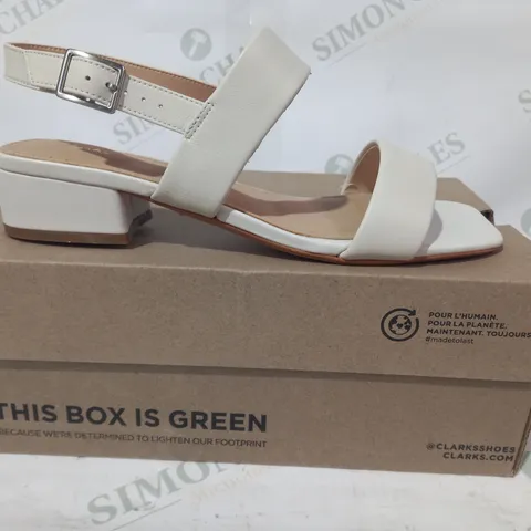 BOXED PAIR OF CLARKS SEREN 25 STRAP LEATHER SANDALS IN WHITE UK SIZE 6.5