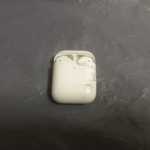 APPLE AIR PODS FIRST GEN IN WHITE 